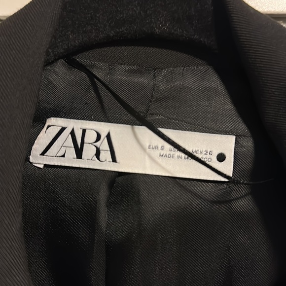 shoulder pads, slightly oversized. This is a beautiful blazer but not for me. - Picture 2 of 3